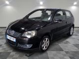 la photo d'une petite voiture noire garée dans un garage