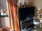 une télévision allumée dans un salon