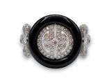 une photo d'une bague en diamant noir et blanc ornée d'une croix