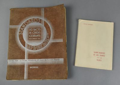 un gros plan d'un livre posé sur une table, à côté d'une feuille de papier