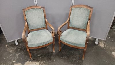 deux chaises en bois avec un revêtement bleu, revêtement bleu, revêtement bleu, revêtement bleu, revêtement bleu, revêtement bleu, revêtement bleu, revêtement bleu, revêtement bleu