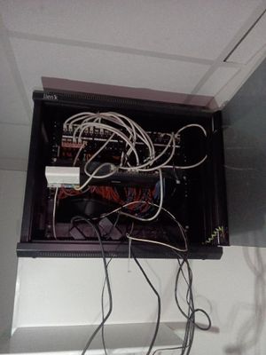 une boîte noire remplie de fils