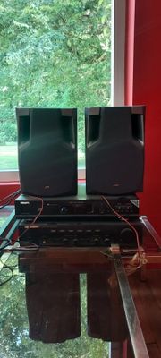 deux enceintes posées sur une table en verre