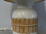 un vase blanc et marron surmonté d'une lampe