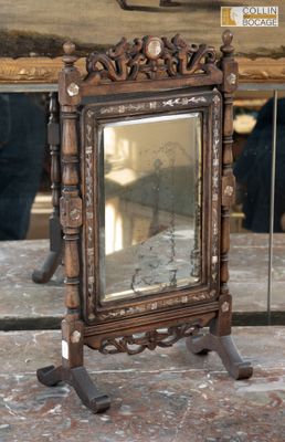 un miroir posé sur une table devant un miroir