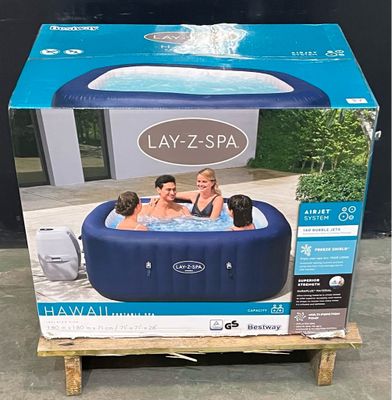 un jacuzzi gonflable posé sur une palette, avec des gens à l'intérieur