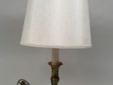 une lampe posée à côté d'une clé sur une table