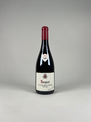 une bouteille de vin rouge posée sur une table blanche