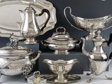 de nombreux objets en argent posés sur une table avec un fond bleu