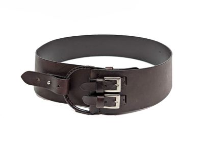 ceinture en cuir marron avec des boucles métalliques sur fond blanc