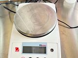 une photo d'une balance numérique posée sur un plan de travail de cuisine