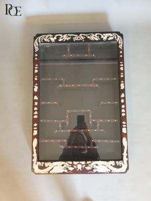 Vitrine murale en bois noirci et incrustation de nacre, à dé… - Photo 1