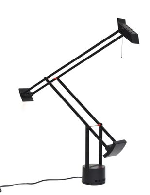une lampe de bureau noire sur fond blanc, avec un cordon