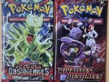 Deux paquets de cartes à collectionner Pokémon sont posés sur une table