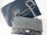Sac Chanel noir à rabat en cuir d'agneau matelassé, avec bandoulière en chaîne
