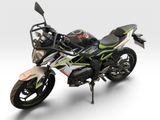 La moto est garée sur une surface blanche, avec un fond blanc.