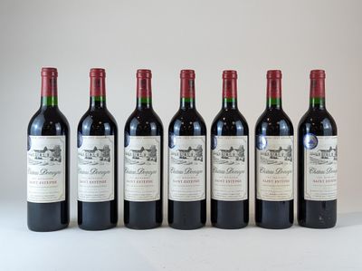 six bouteilles de vin rouge alignées sur une table