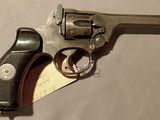 un pistolet posé sur une table