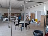 une pièce équipée de tables, de chaises et d'une télévision
