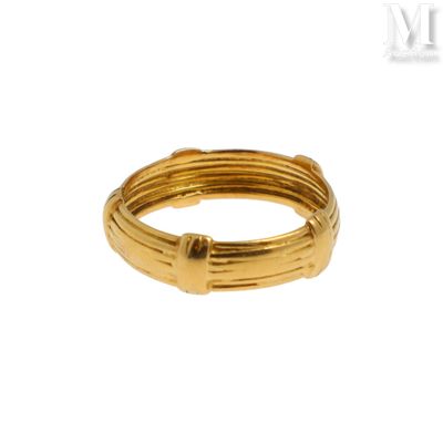 gros plan d'une bague en or sur fond blanc