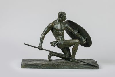 statue d'un homme tenant un bouclier dans chaque main