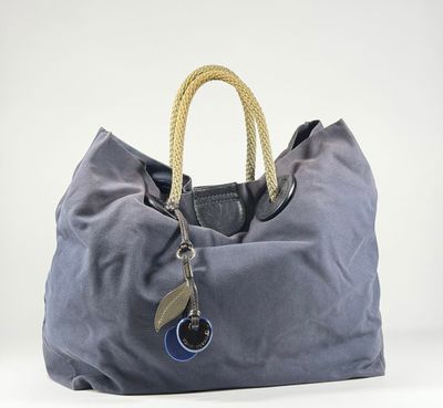 Le grand sac bleu est muni d'une poignée en corde.