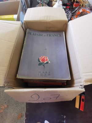 une boîte remplie de livres posée sur une table