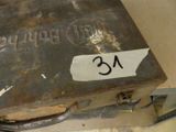 une boîte métallique portant une étiquette, posée sur une table