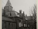 une photo en noir et blanc d'un bâtiment doté d'une tour horloge