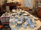 une salle à manger avec beaucoup de vaisselle et d'assiettes sur la table