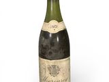 une bouteille de vin posée sur une table