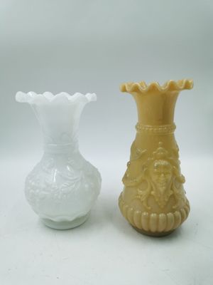 deux vases posés l'un à côté de l'autre sur une table