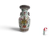 un vase avec un motif floral sur fond blanc