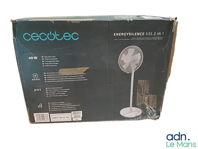 emballage d'une boîte contenant un ventilateur, posé sur une surface blanche