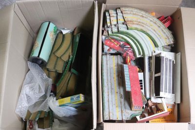 une boîte remplie de livres et d'autres objets