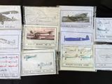 plusieurs petites cartes sur lesquelles sont dessinés des avions, posées sur une surface noire