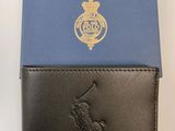 un portefeuille en cuir noir muni d'un porte-cartes bleu et orné d'un insigne