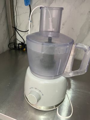un mixeur posé sur un comptoir