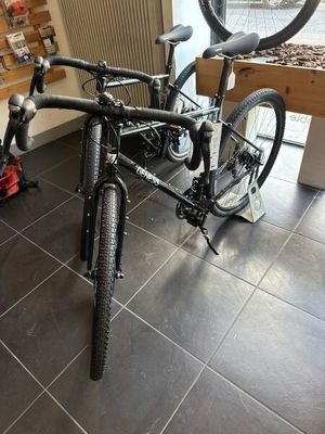 un vélo posé par terre dans le magasin