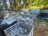 un tas de pierres et de caisses dans les bois