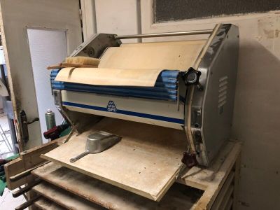 une machine posée sur une table dans une pièce