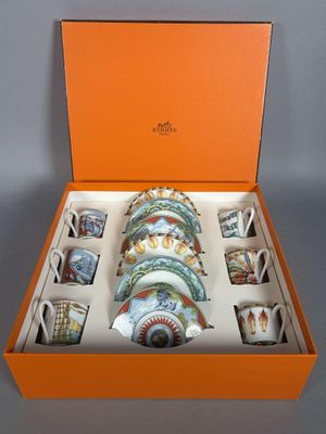 une boîte orange contenant un service de six tasses et soucoupes