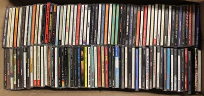 une boîte remplie de DVD posée par terre
