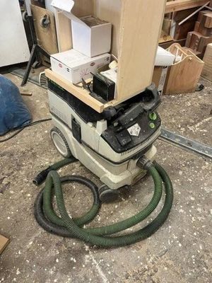 une machine posée sur une table