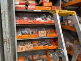 une échelle appuyée contre un mur dans un entrepôt
