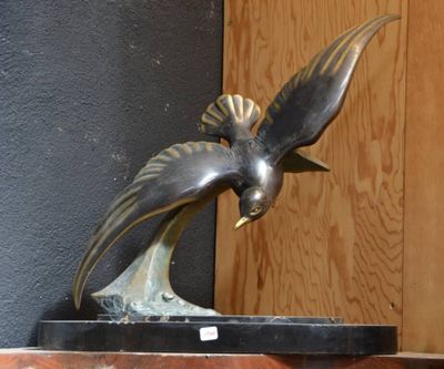 une statue représentant un oiseau perché sur une table