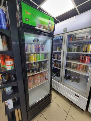 deux réfrigérateurs remplis de boissons dans un magasin