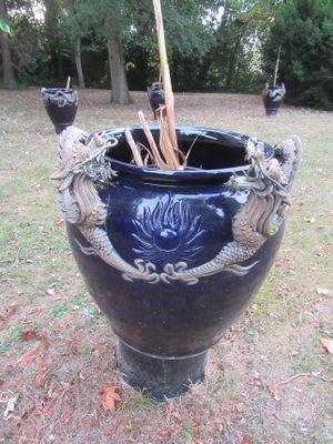 un grand vase bleu orné d'un dragon