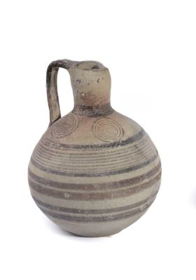 deux vases posés l'un à côté de l'autre sur une surface blanche