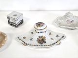 une table blanche sur laquelle sont disposés différents objets en porcelaine